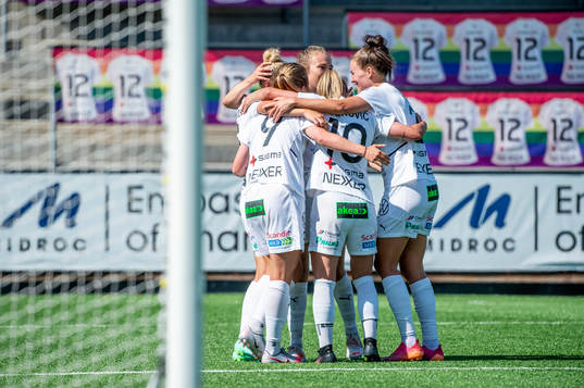 Rosengårds Hanna Bennison jublar med lagkamraterna efter 1-0