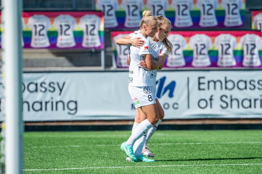 Rosengårds Hanna Bennison jublar med Fiona Brown efter 1-0
