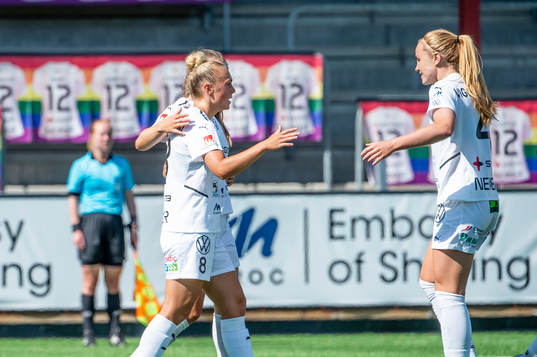 Rosengårds Hanna Bennison jublar med Fiona Brown och Glódís Perla Viggósdóttir efter 1-0