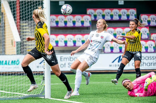 Rosengårds Glódís Perla Viggósdóttir och målvakt