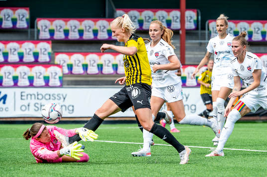 Häckens Stina Blackstenius mot Rosengårds målvakt