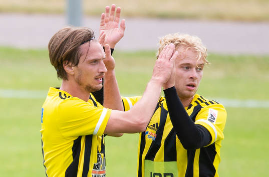 IFK Hässleholms Julian Grozdanovski har gjort 1-1 och grattas
