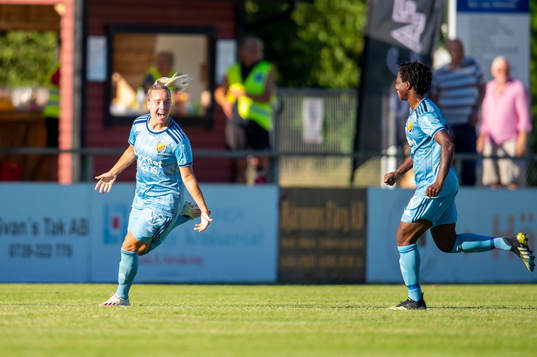 Djurgårdens Fanny Lång jublar efter 0-1 målet