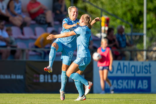 Djurgårdens Fanny Lång och Gudrun Arnadottir jublar efter 0-1 målet