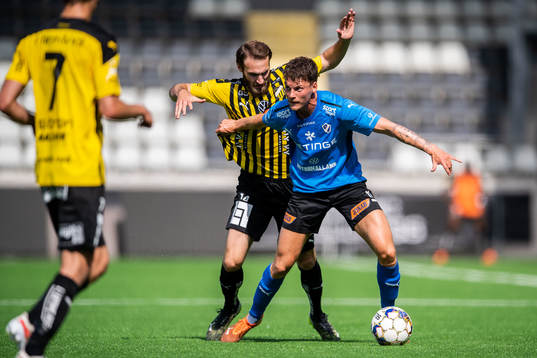 Häckens Oskar Sverrisson och Halmstads Samuel Kroon