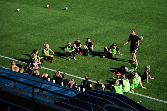 Tränare Joakim Carlsson instruerar spelarna