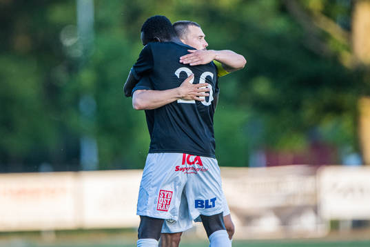 Sölvesborgs Mohammed Mbye och André Edvinsson  jublar efter matchen