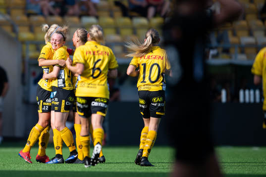 Elfsborgs spelare jublar efter att Ellen Larsson gjort 3-0