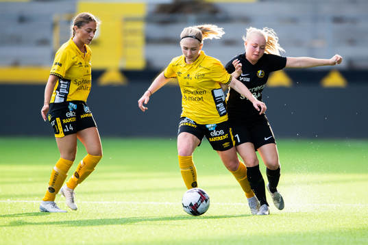Elfsborgs Donika Shala och Fanny Johansson i kamp med Brämhults Emily Bohlin