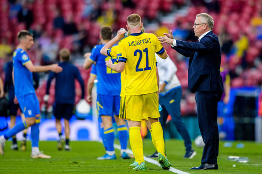 Dejan Kulusevski and head coach Janne Andersson of Sweden