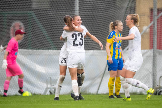 Hittarps Isabelle Angel jublar efter 1-1