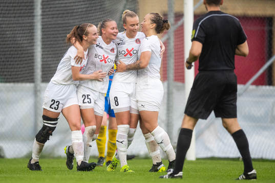 Hittarps Isabelle Angel jublar efter 1-1