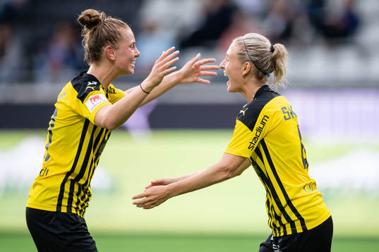 Häckens Dilja Yr Zomers och Emma Kullberg jublar