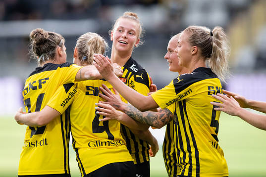 Häckens Emma Kullberg jublar med lagkamrater