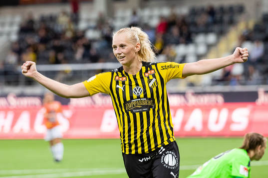 Häckens Stina Blackstenius jublar efter 6-2