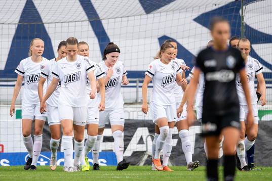 Eskilstunas Fanny Andersson jublar med lagkamrater efter 0-1