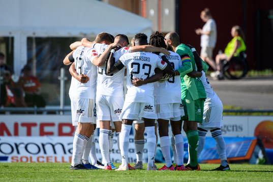 Östersunds spelare samlas i en ring
