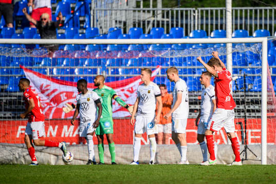 Degerfors Johan Bertilsson jublar efter 1-1 av Adam Carlén (ej i bild)