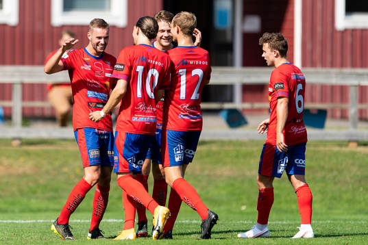 Tvååkers Adam Lindgren jublar efter 2-1