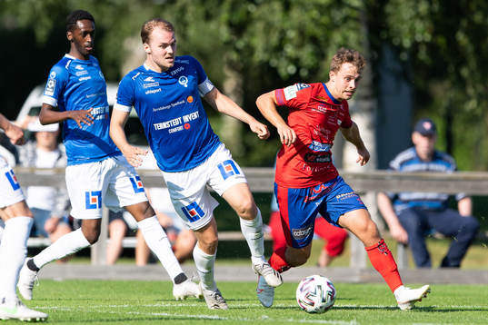 Åtvidabergs Daniel Rambin och Tvååkers Axel Berggren