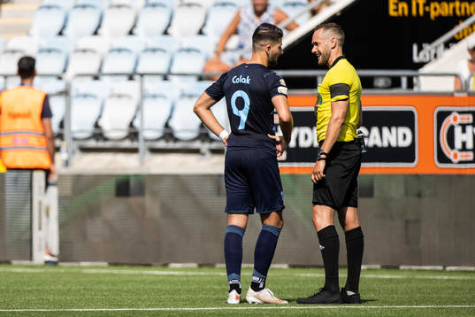 Malmö FFs Antonio Colak i en diskussion med domare Victor