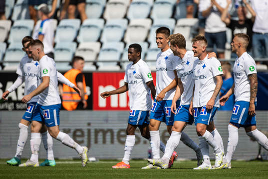 IFK Norrköpings Ari Skúlason (h) jublar med lagkamrater efter 2-1