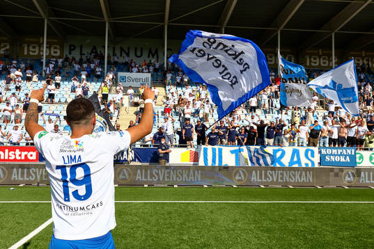 IFK Norrköpings Lucas Lima tackar publiken