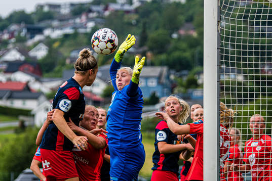 Robyn Elizabeth Decker of Avaldsnes misses a chance to score