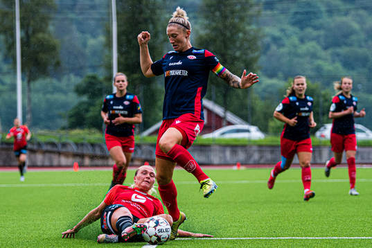Karoline Heimvik Haugland of Arna-Bjørnar and Robyn Elizabeth Decker of Avaldsnes