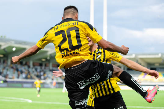 Häckens Ali Youssef jublar med lagkamrater efter 2-0