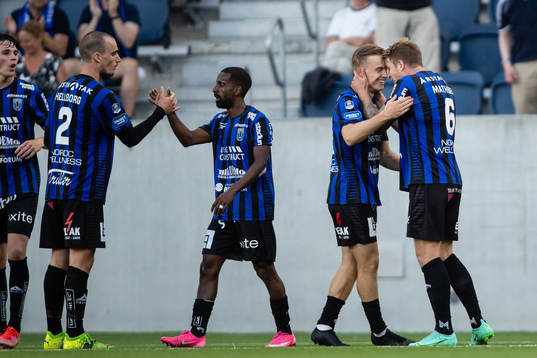 Sirius Jacob Ortmark jublar med Marcus Mathisen  efter 2-1