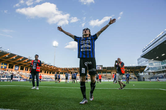 Sirius Axel Björnström jublar