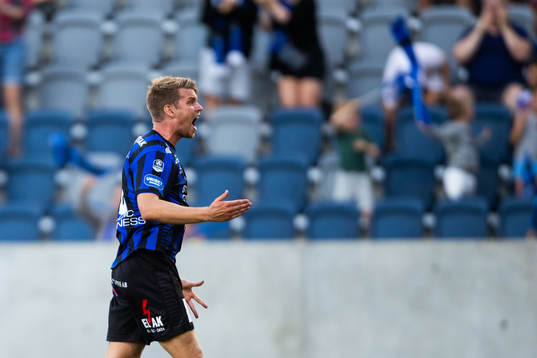 Sirius Marcus Mathisen jublar efter 2-1 av Jacob Ortmark (ej i bild)