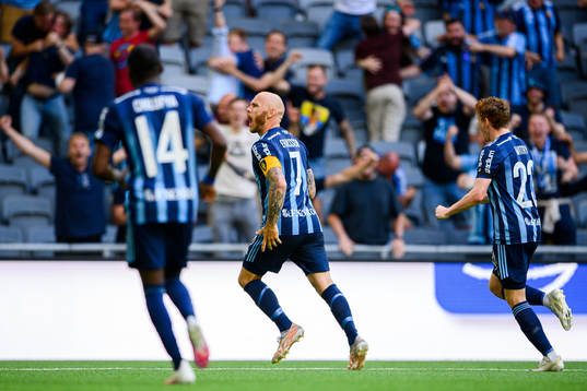 Djurgårdens Magnus Eriksson och Aslak Witry jublar