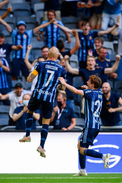 Djurgårdens Magnus Eriksson och Aslak Witry jublar