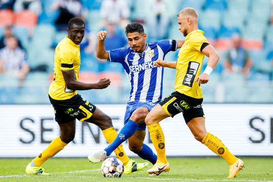 IFK Göteborgs Hosam Aiesh i en kamp mot Elfsborgs Maudo