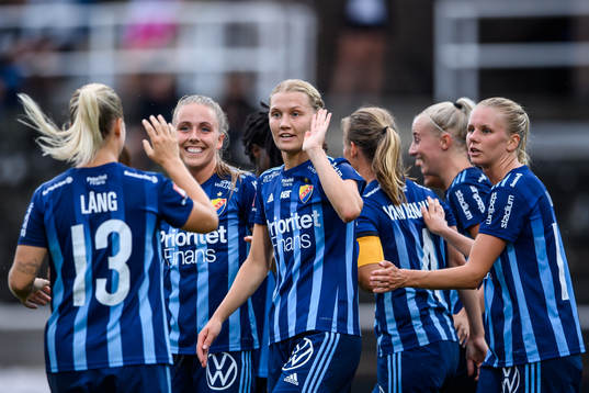 Djurgårdens Sara Olai (m) jublar tillsammans med Fanny Lång efter 1-0