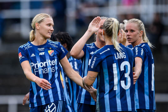 Djurgårdens Sara Olai (v) jublar tillsammans med Fanny Lång efter 1-0