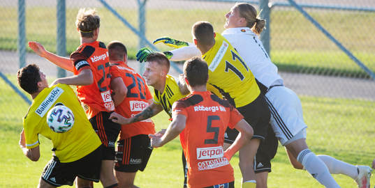 IFK Hässleholms målvakt Carl Lundahl Persson boxar undan