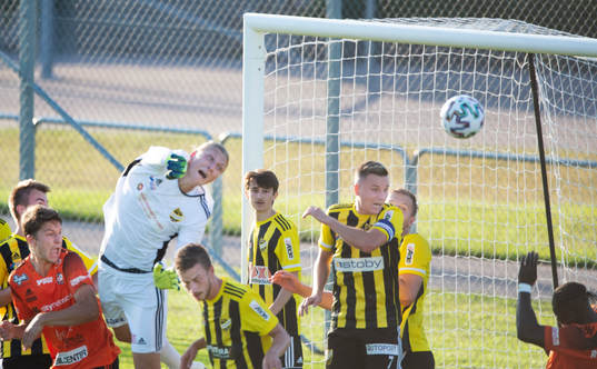 IFK Hässleholms målvakt Carl Lundahl Persson boxar undan