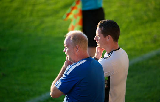IFK Hässleholms  tränarduo Johan Persson och Percy Olsson i matchen i division 2 mellan iFK Hässleholm och Karlskrona i Hässleholm 7 juli 2021.