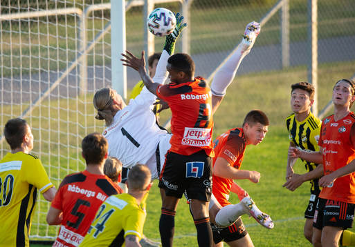 Karlskrona gör mål i matchen i division 2 mellan iFK