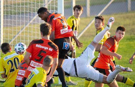 Karlskrona gör mål i matchen i division 2 mellan iFK Hässleholm och Karlskrona i Hässleholm 7 juli 2021.