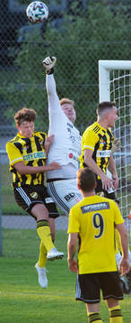 Karlskronas målvakt boxar bort bollen i matchen i division