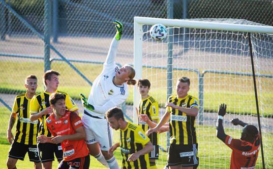 IFK Hässleholms målvakt Carl Lundahl Persson boxar undan