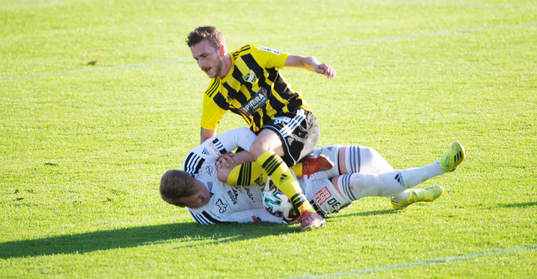 Karlskronas målvakt stoppar IFK Hässleholms  Max Sandberg i matchen i division 2 mellan iFK Hässleholm och Karlskrona i Hässleholm 7 juli 2021.