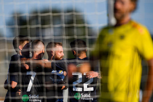 Eskilsminnes Emil Åberg jublar efter 0-1
