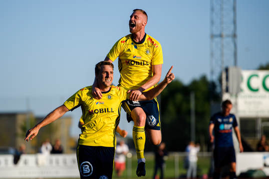 Ängelholms Johan Oremo och Anton Kinnander jublar efter 2-1