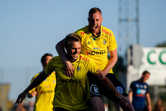 Ängelholms Johan Oremo och Anton Kinnander jublar efter 2-1