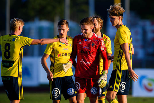 Ängelholms målvakt Robin Streifert jublar med lagkamrater